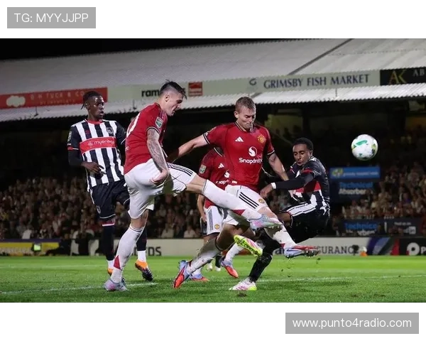 曼联爆冷负于英乙球队，防守漏洞与战术混乱问题显现，争冠形势面临严峻考验